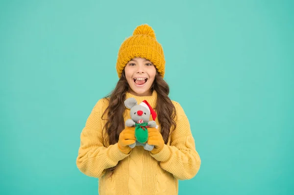 Je to tak krásné. Vánoční nákupy a příprava. šťastná dívka s vánoční hračkou. Malé dítě v teplém oblečení drží dárek. Šťastný svátek. zimní období štěstí. Pojďme slavit Vánoce. nový rok je tady — Stock fotografie