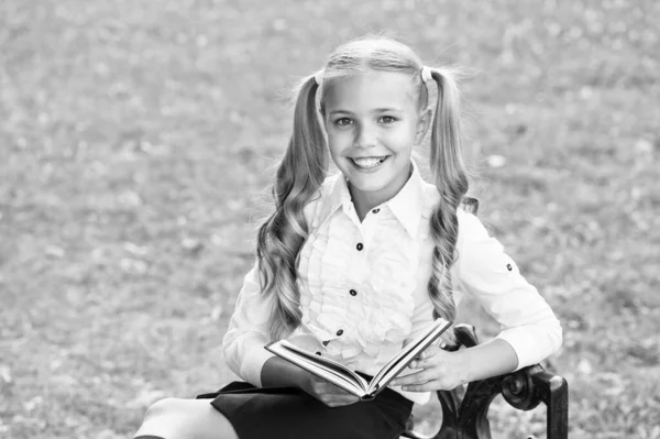 Homeschooling. Vintage Kid mode. schoolmeisje in retro uniform lezen boek. kleine gelukkige meisje studie literatuur. Old school. terug naar school. stijlvol uniform maakt slimme look. Dont judge boek door cover — Stockfoto