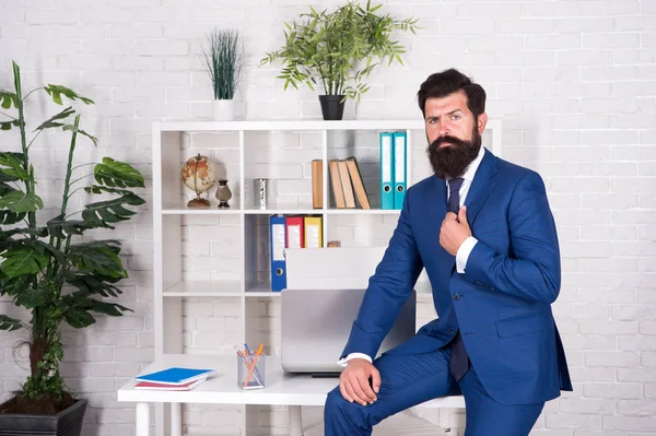 Eigenaar. Officieel proces van kantoormedewerker. Een sollicitatiegesprek. Moderne zaken. Bedrijfsadviesdiensten. Zakendoen. Een carrière maken. Baas in functie. Man kralen hipster gelanceerd startup project — Stockfoto