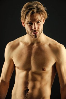 Seksi göğüs ve karın ile vücut geliştiricisi. Sakallı adam atlet ile gövde uygun. Sporcu Haritayı kasları. Egzersiz ve spor salonunda eğitim etkinliği. Spor veya vücut geliştirme ve fitness kavramı