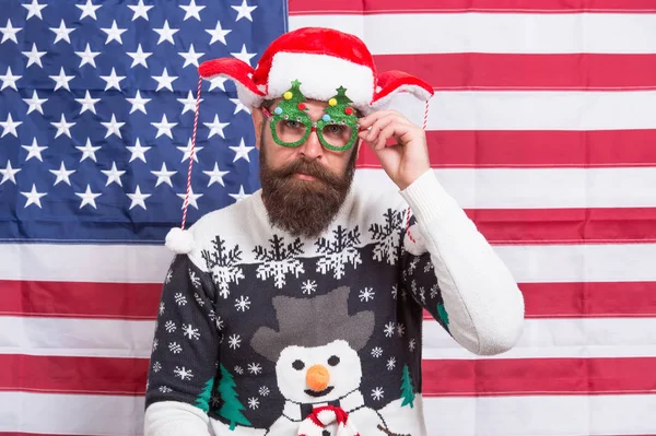 Neujahrstradition in Amerika. Bärtiger Mann auf amerikanischer Flagge. Feiern Sie Weihnachten und Neujahr auf patriotische Weise. Festliche Tradition aus den USA. Respektieren Sie die amerikanische Tradition. Meine Freiheit meine Tradition — Stockfoto