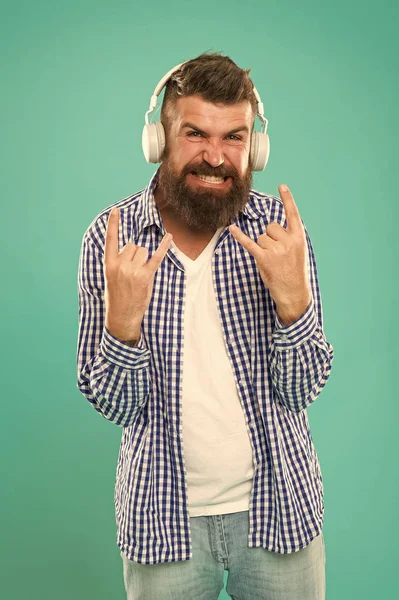 Heavy metal et hard rock. Sites de musique en streaming. Technologie sans fil. Hipster avec barbe écoutant de la musique. Beau mélomane. Un homme avec un casque. Interface conviviale et grande bibliothèque de morceaux — Photo