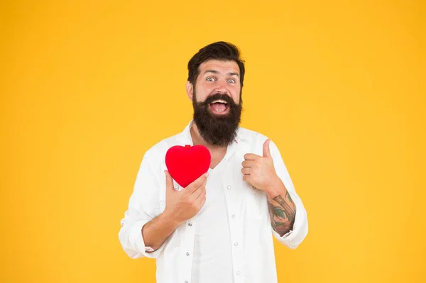 Здорові звички та спосіб життя. Моніторинг та вимірювання. Чоловік бородатий хіпстер тримає червоне серце. Призначати ліки від низького тиску холестерину. Відчуйте ритм серцевого ритму. Хвороби серця — стокове фото