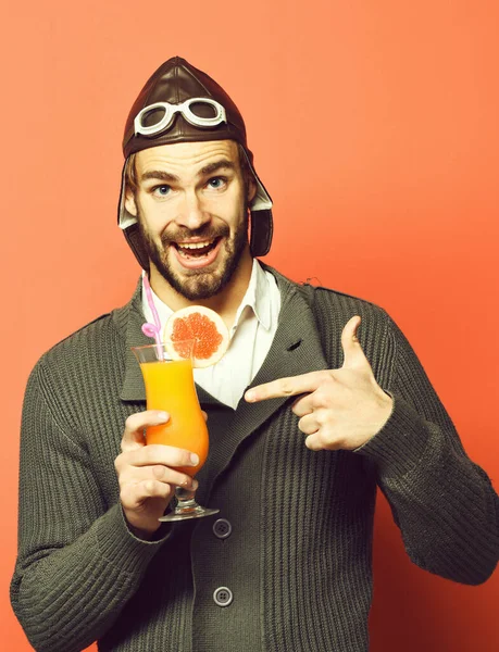 Piloto barbudo con cóctel en vaso de cóctel alcohólico en suéter de punto gris — Foto de Stock