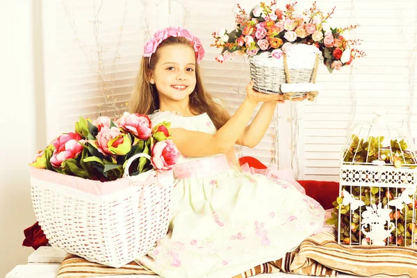 Słodkie blondynka dziewczyna z kwiaty na białym tle studio — Zdjęcie stockowe
