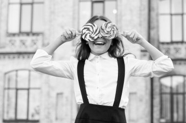 Hile günü. Tatlı şekerli mutlu çocuk. Çocuk dışarıda lolipop tutuyordu. Şekerli mutlu çocuk. Okul beslenmesi. Kalori ve enerji. İkisi de benim. Tatlılara bayılırım. Şeker bağımlılığı