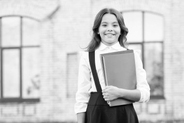 Dil öğreniyorum. Gülümseyen şirin çocuk kitabı. Küçük kız öğrenci. Bilgi toplama günü. Öğrenmeye bağlı. Okul hayatı. Çocuk gelişimi. Çalışacağım için heyecanlıyım. Okul eğitimi kavramı