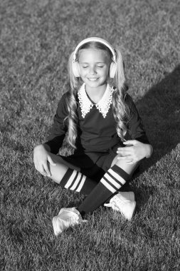 Huzurlu bir ruh hali. Modern teknolojiyi kullanan sevimli bir çocuk. Modern çocuk. Mükemmel ses. Müzikten esinlenilmiş. Müzik dinleyen kız, modern alet. Kablosuz kulaklığı olan sevimli bir çocuk. Stereo kulaklık. Sakin ol!