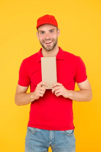 仕事の経験。ショップの店員を雇う。幸せな男だ。ディーラー黄色の壁。セールスマンキャッシャーのキャリア。赤いTシャツと帽子の配達員だ。フレンドリーなショップアシスタント。食料注文配達人 — ストック写真