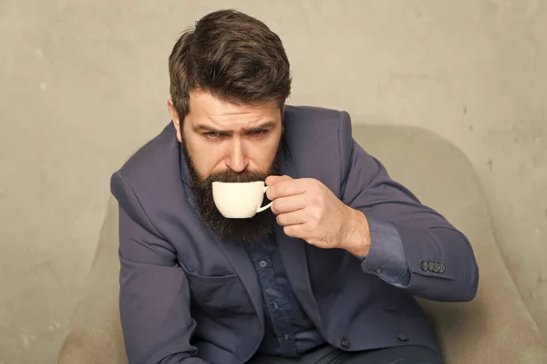 Мужчина красивый бородатый бизнесмен держит чашку кофе. Концепция кофе-брейка Деловые люди. Лучший кофе для него. Привлекательный задумчивый менеджер в задумчивом настроении. Кофейная чашка Перезарядка и перезарядка — стоковое фото