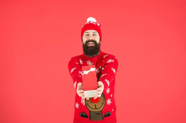 Hogyan válasszuk ki a tökéletes ajándékot? Boldog új évet 2020-ban. A pozitív szakállas férfi portréja ünnepélyesnek tűnik. Élvezd a karácsonyi ünnepséget. Karácsonyi fogalom. férfi nyitó karácsonyi ajándék otthon — Stock Fotó