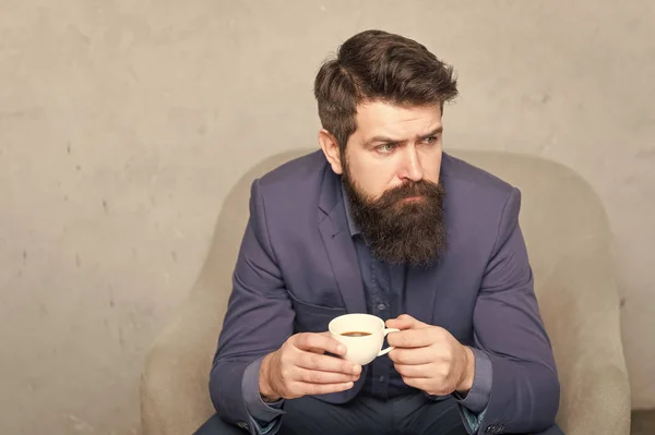 Recarregue e recarregue. Homem bonito barbudo empresário segurar xícara de café. Conceito de pausa para café. Empresários. O melhor café servido para ele. Gerente atencioso e pensativo. Xícara de café — Fotografia de Stock