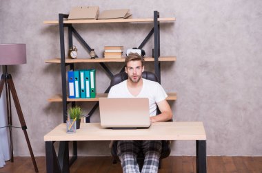Geliştirme işi. Online satış teknolojileri. Ofisteki patron. Boncuklu hippi adam başlangıç projesi başlattı. Şirketin sahibi. CEO konsepti. Ofis çalışanı. Modern iş. İş danışmanlığı hizmetleri