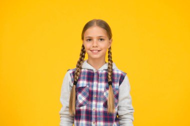 Güzel gülümseme. hippi kız sarı arka plan. Mutlu liseli kız gündelik tarzı. Çocuk modası. Çocuk şirin sarı saçlar. çocukluk mutluluğu. Mutlu çocuklar günü. Kareli ceketli küçük kız. sonbahar zamanı