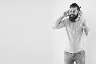 DJ, bırak müzik çalsın. DJ sarı arka planda. Sakallı adam DJ kulaklıklarıyla müzik dinliyor. Hipster DJ performansı için kablosuz kulaklık kullanıyor. Radyo disk jokeyi. Kulüp veya müzik festivali, kopyalama alanı