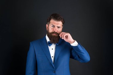 Erkeksi estetik. İyi görünmek çok fazla çaba gerektirmez. Takım elbiseli, sakallı, bakımlı bir adam. Erkek modası ve estetik. İş adamı resmi kıyafeti. Klasik tarz estetik.