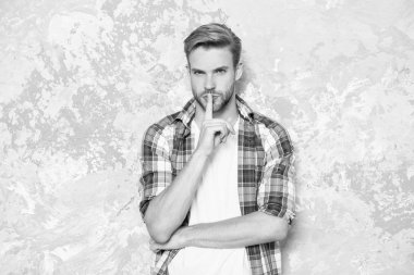 Sır tut. Seksi adam gündelik tarzda. Maço erkek grunge geçmişi. Erkek modası yaz trendi. Kendine güvenen öğrenci kareli gömleği. Tıraşsız bir adam cildini ve sakalını önemser. Berber dükkanı konsepti. Erkeklerin şehveti