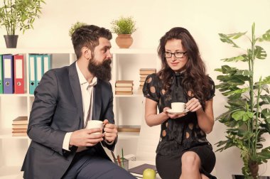 Ofis söylentileri. Ofis kahvesi. Birkaç iş arkadaşı kahve molası veriyor. İş arkadaşınızla kahve paylaşın. Flört eden iş arkadaşları. Sakallı adam ve çekici kadın. Erkek ve kadın konuşma kahve zamanı