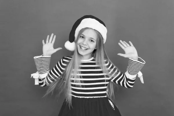 Ευτυχισμένο το νέο έτος. Ευτυχισμένο παιδί ντυμένο Άγιος Βασίλης. Μικρό κορίτσι του Άγιου Βασίλη χαρούμενο χαμογελαστό σε κόκκινο φόντο. Καλές γιορτές. Χριστούγεννα και νέο έτος — Φωτογραφία Αρχείου