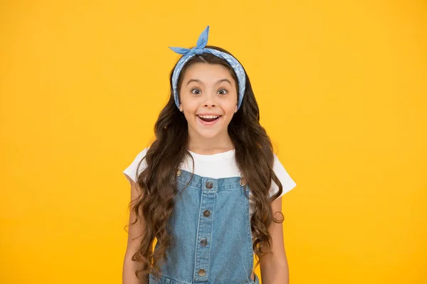 Estas son mis vacaciones. moda de verano para niños. belleza y moda. Feliz infancia. concepto de salón de peluquería. Pelo rizado largo de poca belleza. chica retro sonriendo fondo amarillo. aspecto vintage niño pequeño —  Fotos de Stock