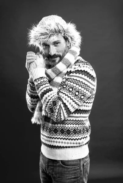 冬のアクセサリー。温暖化だ男髭のヒップスターは、毛皮の冬の帽子ストライプのスカーフとニットセーターを着用してください。髭と口ひげを生やした熟女が手を暖める。寒い日だ冬のファッション — ストック写真