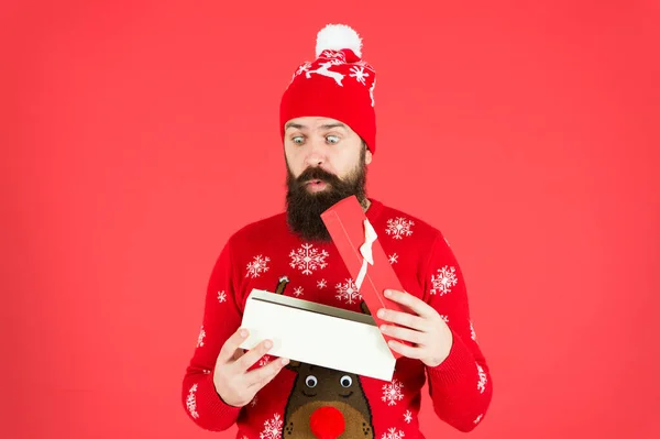 ギフトボックスを開ける。クリスマスの日の概念。クリスマスプレゼントを家で開く男。サンタはメリークリスマスを願っています。新年をお祝いします。陽気な髭の男の肖像画はお祝いを感じる。クリスマスのお祝いを — ストック写真