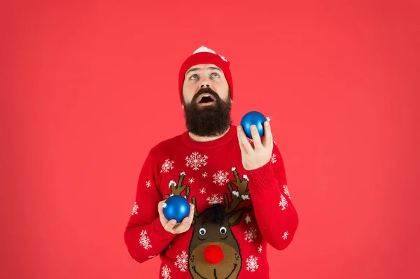 Счастливый человек жонглирует рождественской елкой декоративной игрушкой. секретарь магазина игрушек. повсюду праздничная атмосфера. С Новым годом. Счастливого Рождества. находчивый и забавный жонглёр. Легкая рождественская идея — стоковое фото