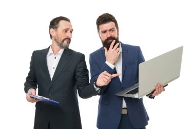 İş planı. İnternet sörfü yapan bir yönetici ya da patron. İlerlemeyi tartışıyoruz. Meslektaşlar birlikte çalışır. Muhasebe için yazılım. İş toplantısı. Sakallı adam finansal rapor dizüstü bilgisayarını gösterdi