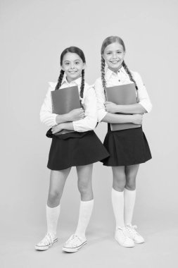 Arkadaşlık. Çocuklar dil bilgisi öğreniyor. Okula dönüyorum. sözlük defteri. Bilgi al. Okul üniformalı küçük kızlar. Çalışma kitabı olan neşeli sınıf arkadaşları. Hikaye okumak. çocuk edebiyatı