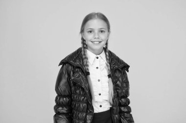 Hava ne olursa olsun onu sıcak ve kuru tut. Sarı arka planda mutlu bir çocuk. Küçük kız çocuğunun sonbahar bakışı. Moda çocuğu gülümsemesi gündelik tarzda. Uzun sarı saçlarıyla gülümseyen sevimli küçük bir çocuk.