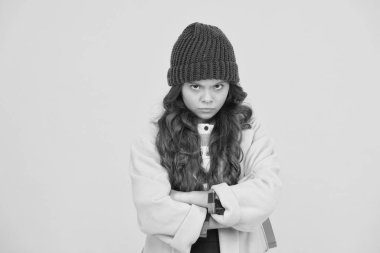 Okuldan nefret ediyorum. Sarı arka planda mutsuz bir çocuk. Sevimli küçük çocuk resmi okul üniforması giyiyor. Sonbahar modasında uzun kıvırcık saçlı sevimli küçük bir kız. Çocuk okula hayır diyor.