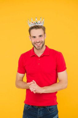 Duygusal bir kral. Yılın ödülü. Karizma benim süper gücüm. Yakışıklı prens. Yakışıklı adam üstünlük simgesi olarak taç takıyor. Premium ve özel konsept. Lüks bir hayat. Gençlik kralı. Başarılı kral.