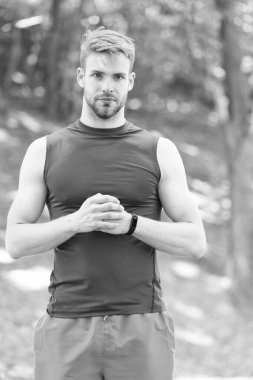 Sağlık ve öz bakım. Yakışıklı adam sportif kıyafet kendinden emin görünüyorsun. Yakışıklı spor koçu. Erkek güzelliği. Adam yakışıklı sakallı yüz bakımlı kıl. Sporcu yaşam tarzı. Parkta yakışıklı atlet