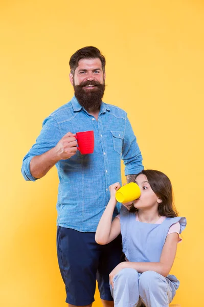 Leur matinée commence par du café. Bonne famille boire du café le matin. Petit enfant et père avec des tasses à café. Petit déjeuner matin réveil. Bonjour. — Photo