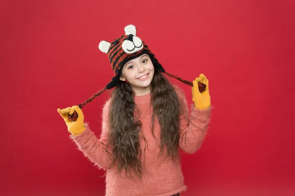 Una segunda vida para la ropa. divertirse en vacaciones de invierno. La época de Navidad. moda para niños. accesorio de punto divertido. Pequeña chica feliz en sombrero de punto. niño alegre en guantes usar ropa de abrigo — Foto de Stock