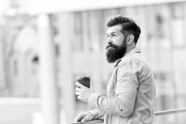 Személyes hatékonyság. Guy szakállas csípő élvezi kávét egyedül. Ember inni elvenni kávét a szabadban városi háttérben. Beállítás új napra. Napi rituálék. Reggeli kávé koncepció. Koffein energia díj — Stock Fotó