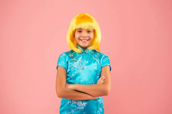 Kimono de verano japonés. niño feliz en vestido japonés. Retrato de chica linda. kimono japonés. niña ropa oriental tradicional. asiático chica amarillo pelo peluca. carnaval chino —  Fotos de Stock