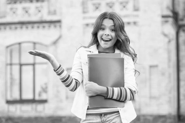 Allievo di successo. Seguire un corso extra per un apprendimento più profondo. Educazione scolastica. Educazione moderna. Ragazzo sorridente studentessa della scuola tenere libri di testo per lo studio. Educazione per bambini dotati — Foto Stock