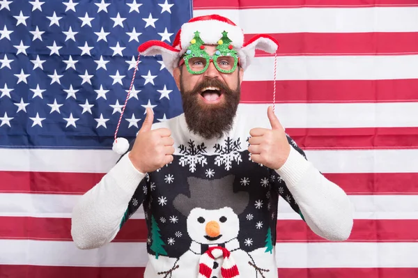 Alles komt goed. Patriottische hipster vieren wintervakantie. Amerikaans kerstfeest. Kerstmis in de VS. Kerstman onder Amerikaanse vlag. Een bebaarde Amerikaan viert nieuwjaar. Nationale vlag — Stockfoto