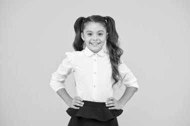 Çalışmanın verimliliği. Çok sevimli bir kız öğrenci. Duygusal ifade kız öğrenci. Schoolgirl öğrenci uzun saç sevimli at kuyruğu saç modeli. Eğitim programı. Evde eğitim veya normal okul ziyaret