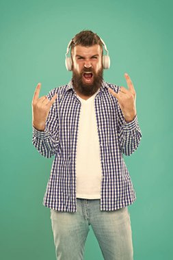 Heavy metal ve hard rock. Müzik siteleri akışı. Kablosuz teknoloji. Kullanıcı dostu arayüzü ve melodilerin büyük kütüphane. Hipster sakallı, müzik dinliyor. Yakışıklı müzik aşığı. Kulaklıklı adam