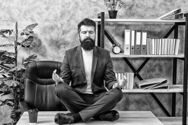 Profesyonel tükenmişliği önleyin. Adam sakallı yönetici resmi takım lotus rahat bir poz oturup. Rahatlamanın bir yolu. Meditasyon yogası. Öz bakım. Psikolojik yardım. Gevşeme teknikleri. Zihinsel refah ve dinlenmek