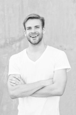 İnsanı fiziksel olarak çekici yapan ideal özellikler. Sakallı adam rahat tarzı yakın. Büyüleyici bir gülümseme. Erkek güzellik standartları. Yakışıklı adam şık saç modeli. Yakışıklı beyaz adam gri arka plan