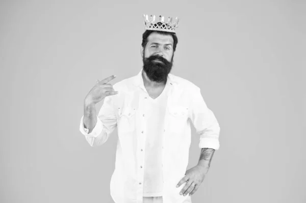 Egoistischer Egoist. Narzisstischer Mensch. Überlegenheitskomplex. Der bärtige Mann trägt weiß. Liebe dich selbst. Hipster Man King Kostümparty. brutaler und schöner Prinz gelber Hintergrund — Stockfoto