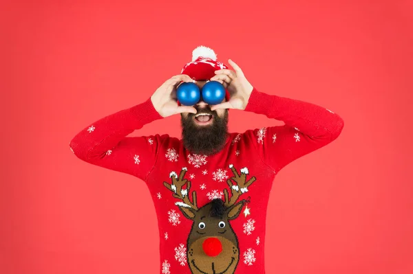 Podívejte se přes hranol dovolené. Santa držet vánoční míč dekorace. Vánoční hračkářství. muž zdobí vánoční stromeček. Zimní prázdniny. Je čas na zábavu. Nový rok je čas na radost. Přidat magii na dovolenou — Stock fotografie