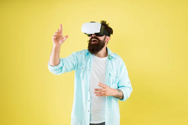 Gran selección de aplicaciones compatibles. Concepto Vr. Comprar dispositivo vr. Rastreo ocular. Software de prueba. Barbudo hombre amarillo fondo vr gafas. Futuro digital e innovación. Desarrollo de tecnologías — Foto de Stock