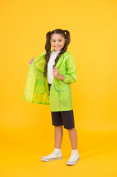 Mevsim değişiyor. Küçük kız yağmurluğu. Aktif okul kızı su geçirmez yağmurluk. Suya dayanıklı kıyafetler. Keyfi yerinde. Bahar için korunmuş hissediyorum. Sonbahar çocuk modası. Yağmurlu havada kuru ve rahat — Stok fotoğraf