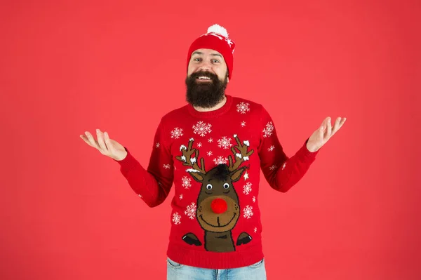 Não me pergunto mais. Feliz Ano Novo. Sorrindo hipster fundo vermelho. Vamos às compras. tempo para escolher um presente. Devo usar roupas quentes. homem barbudo em acessório de malha. o seu tempo de Natal — Fotografia de Stock