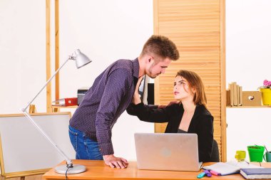 İlişkiye girişti. İşyerinde ilişkiler. Yakışıklı adam ve seksi kadın iş yerinde romantik ilişkiler yaşıyor. Kadın ve erkek iş arkadaşları arasındaki aşk ilişkileri. Patron ve çalışan arasındaki güç ilişkileri