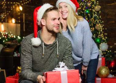 Hediye yapmak sanattır. Birkaç Noel bayramı kutlaması. Tatil tüm dünyada kutlandı. Rüyalarını tahmin et. Tam olarak istediği hediye. Sevgilisi kış tatilini kutluyor. Hediye vermek.